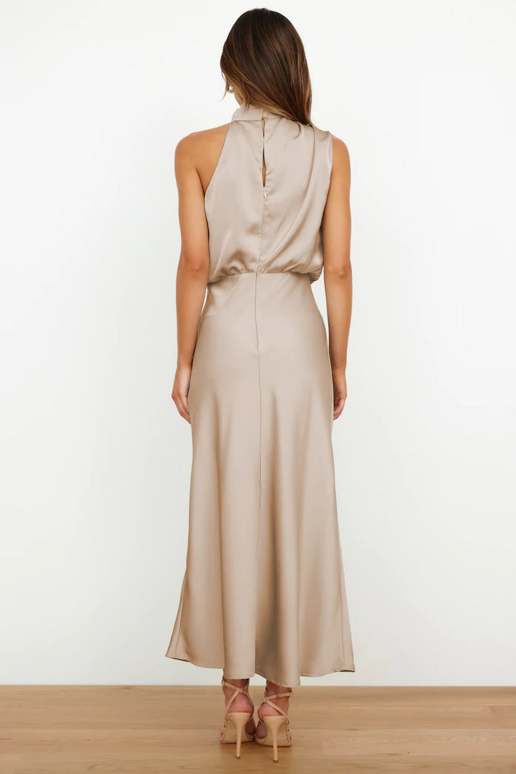 Helena™ | Abito Lungo in Satin con Scollatura Halter